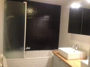 Combined shower/bathtub, hair dryer - house with rooster located in a closed enclosure for 10 people and 2 babies (Le Coq)