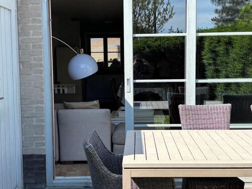 Haus mit Hahn in einem geschlossenen Gehege für 10 Personen und 2 Babys