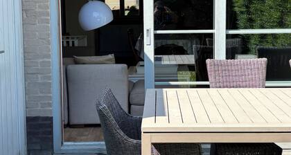 Haus mit Hahn in einem geschlossenen Gehege für 10 Personen und 2 Babys