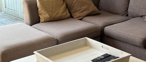 Télévision, lecteur de DVD, livres, chaßne hi-fi