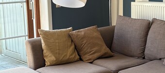 Haus mit Hahn in einem geschlossenen Gehege für 10 Personen und 2 Babys