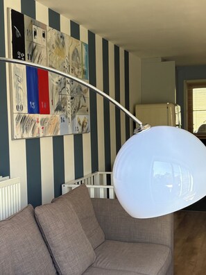 TV, DVD player, livros, aparelho de som