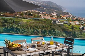 Outdoor dining - Villa Clementina | Cliffs & Ocean | Heated Pool 26ºC (Prazeres)