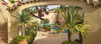 CASITA LEON - peaceful villa retreat with private pool and panoramic views.