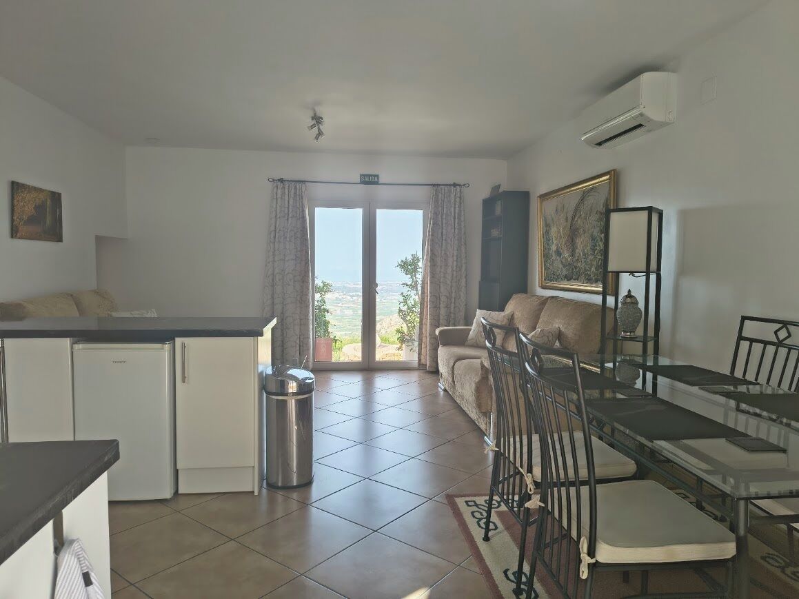 Una Smart TV, un reproductor de DVD, libros