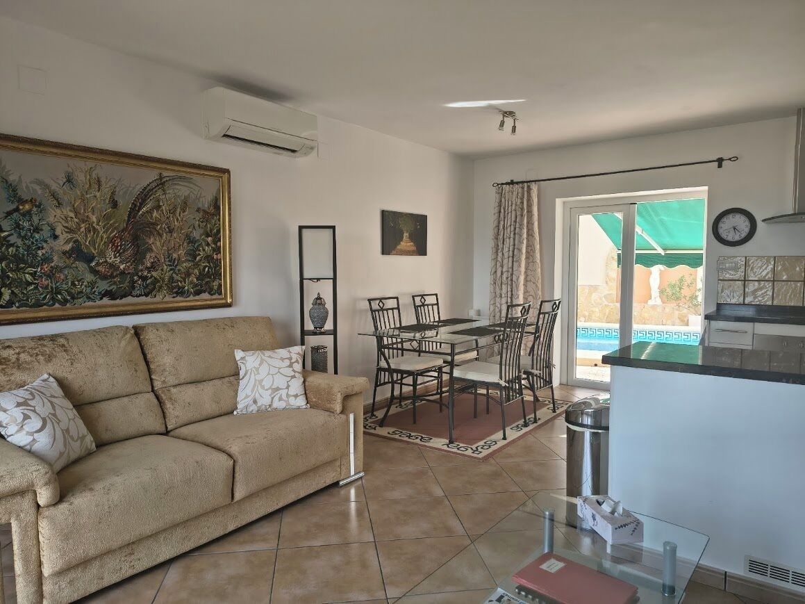 Smart-tv, een dvd-speler en boeken