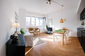 Fernseher, Bücher, Musikbibliothek, Stereoanlage