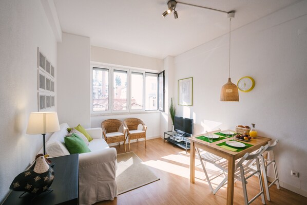 TV, books, music library, stereo