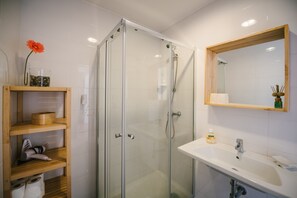 Douche, sĂšche-cheveux, serviettes fournies, savon