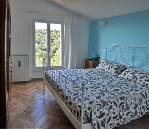 2 chambres, coffres-forts dans les chambres, fer et planche à repasser