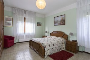 5 dormitorios, tabla de planchar con plancha, cuna de viaje y wifi