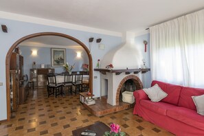 TV, fireplace, video games, DVD player - Lovely villa with panoramic pool & gardens between Lucca & Pisa (Lucca)