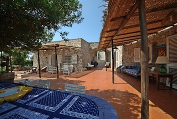 Vista del trullo rivestito in pietra locale con scaletta romantica in pietra