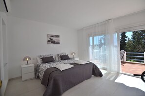 2 habitaciones, tabla de planchar con plancha y cuna de viaje