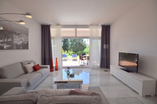House, 3 terraces, directly on golf course, swimming pool, tennis. Close to beach