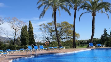 Una piscina al aire libre, una piscina climatizada