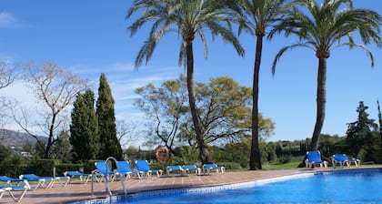 House, 3 terraces, directly on golf course, swimming pool, tennis. Close to beach