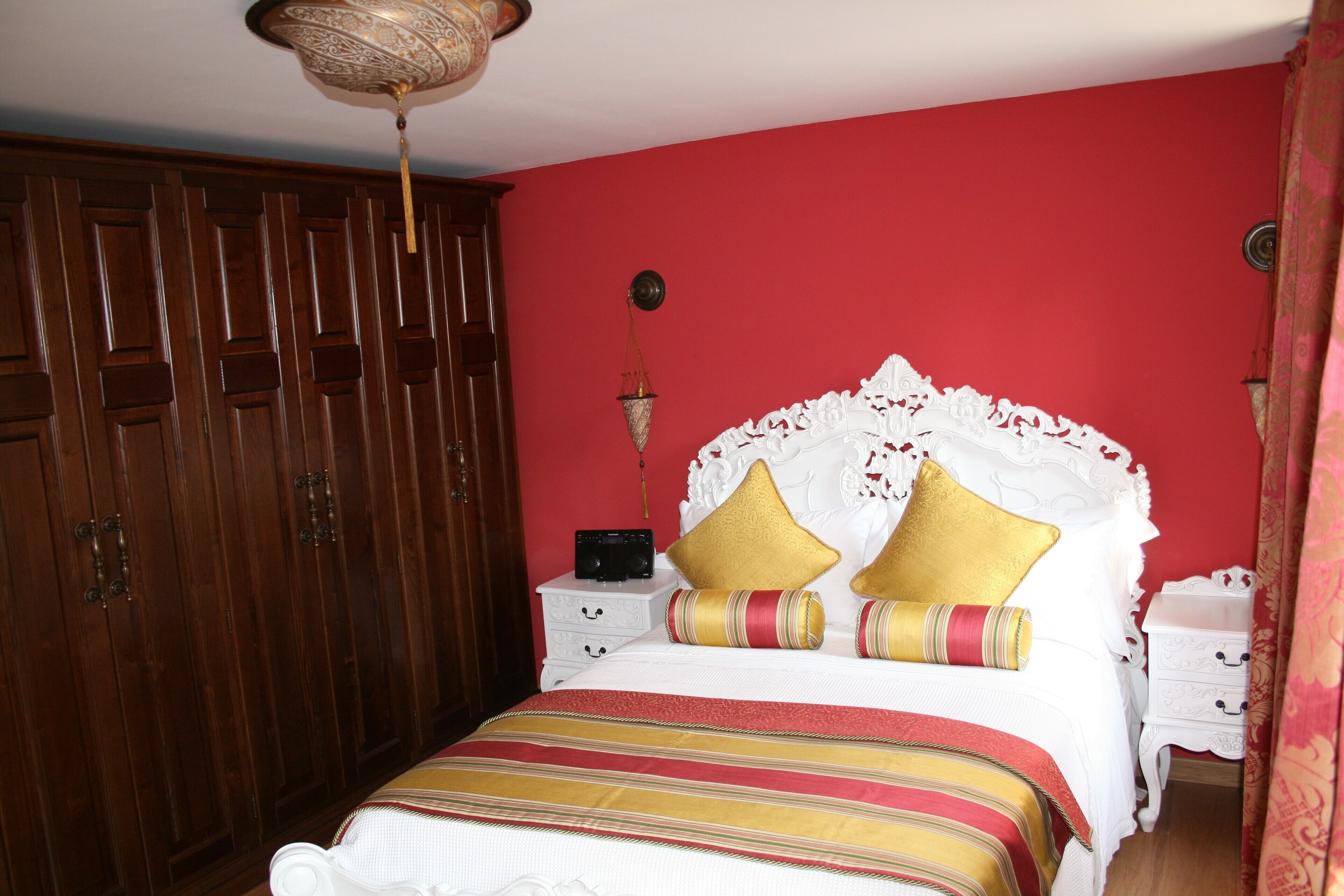 2 間睡房、房內夾萬、熨斗/熨衫板、可攜式嬰兒床