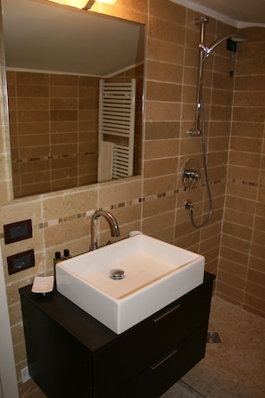 Een douche, een haardroger, een bidet, handdoeken
