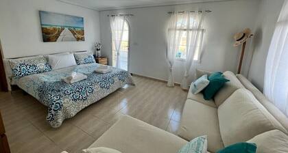 4 Bed 3 Bath Villa vuodepaikkoja 8, uima-allas Wifi TV lähellä rantaravintolat ja kaupat