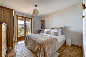 5 quartos, ferros/tábuas de passar roupa, Wi-Fi, roupa de cama