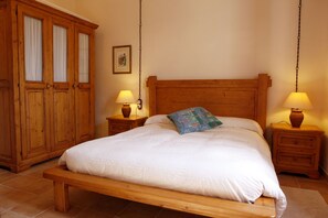 3 slaapkamers, een strijkplank/strijkijzer, reisbedje, gratis wifi