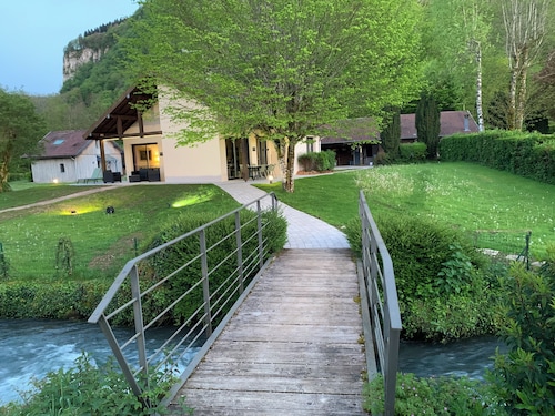 2 à 4 personnes calme  Franche Comté bord de rivière Lison 3*
Animal accepté