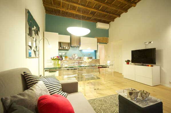 Una Smart TV, libros