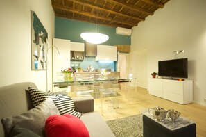 Een smart-tv en boeken