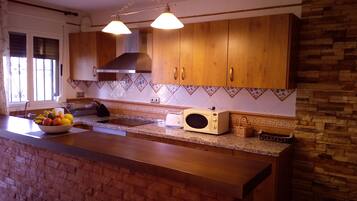 Frigorífico, microondas, horno y placa de cocina