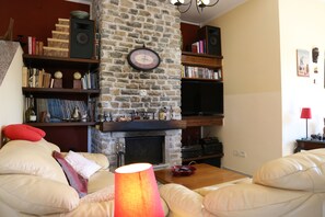 Smart TV, fireplace, DVD player, books - Wonderful villa with pool in a panoramic position at the gateway to Cilento. (Ogliastro Cilento)