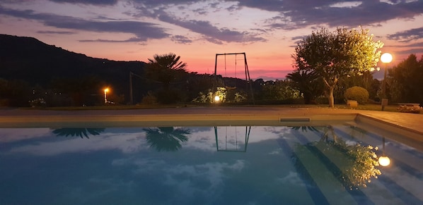 Una piscina al aire libre