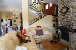 Smart TV, fireplace, DVD player, books