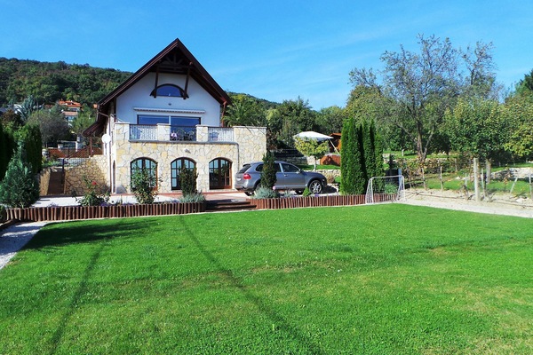 Front lawn, villa has full air-conditioning, insect screens on windows and views
