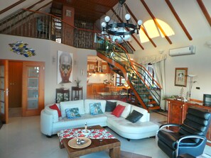 Smart-TV, DVD-spiller, bøker og musikkbibliotek