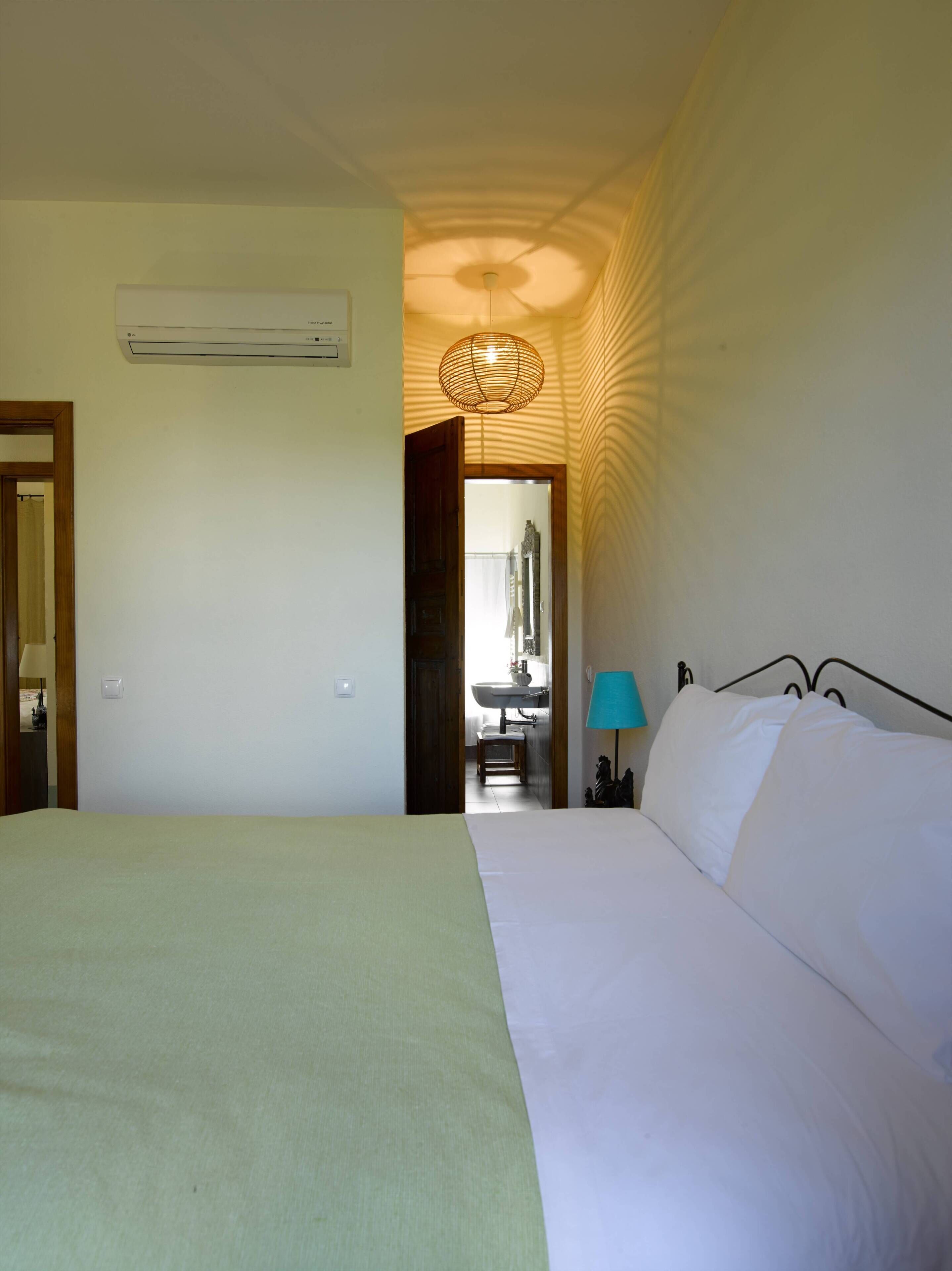 2 bedrooms, internet, bed sheets