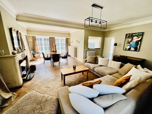 Smart TV, fireplace, DVD player, foosball - Centrally located villa with 4 bedrooms (10 beds), FREE WIFI! (Brugge)