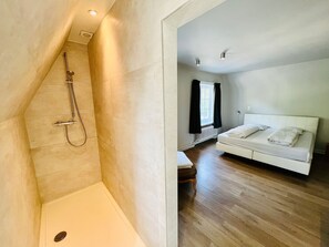 4 bedrooms, soundproofing, iron/ironing board, travel cot