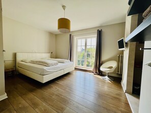 4 bedrooms, soundproofing, iron/ironing board, travel crib - Centrally located villa with 4 bedrooms (10 beds), FREE WIFI! (Brugge)