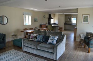 Smart TV, books - Beautiful Stone Barn in stunning rural Buckinghamshire 
Farm 
 (Aylesbury)