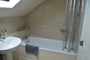 Ensemble baignoire-douche, séchoir à cheveux, serviettes fournies, savon