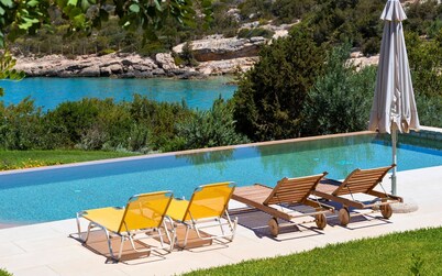 Luxury Beachfront Villa with Swimming pool and Tennis Court