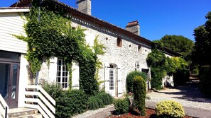 Exterior - 7 Bedroom hill top Manoir; pool, bar & pizza oven, sleeps 18, 2 hectare grounds (Lagarrigue)
