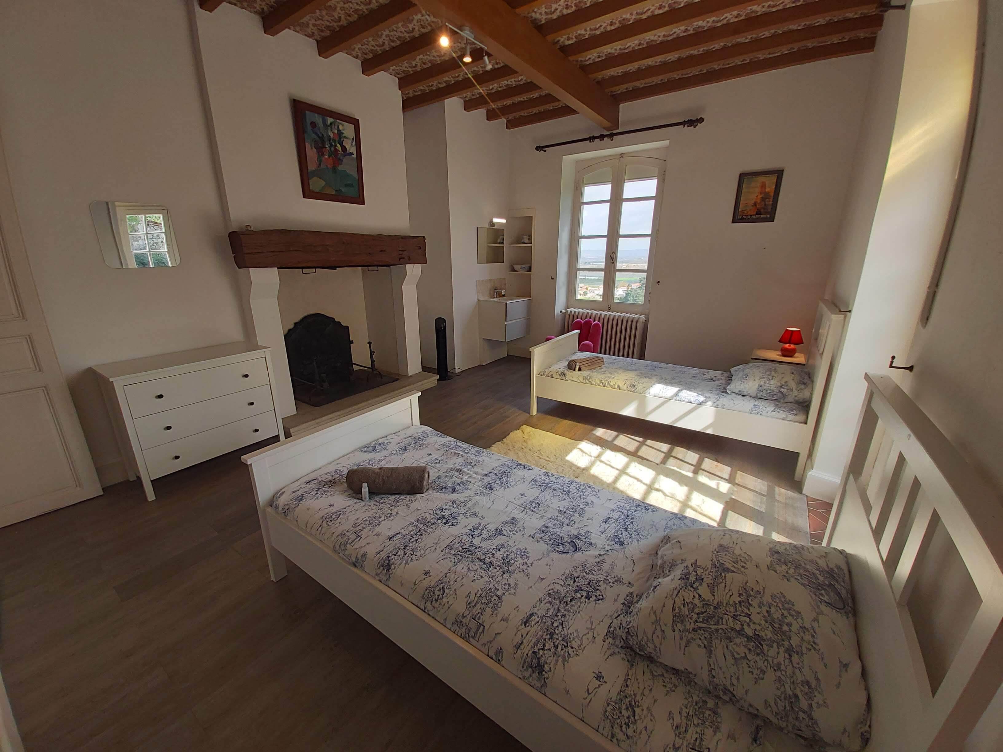 9 bedrooms, desk, iron/ironing board, travel crib