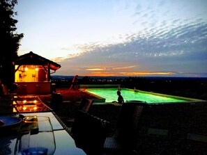 Outdoor pool - 7 Bedroom hill top Manoir; pool, bar & pizza oven, sleeps 18, 2 hectare grounds (Lagarrigue)