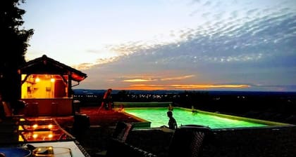 Manor de 7 dormitorios, piscina privada, vistas a la colina, horno de pizza, bar, capacidad para 16, 5 acres