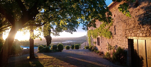 Property grounds - 7 Bedroom hill top Manoir; pool, bar & pizza oven, sleeps 18, 2 hectare grounds (Lagarrigue)