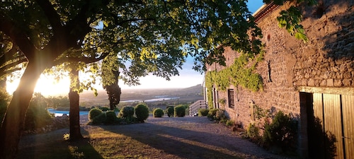 7 Bedroom hill top Manoir; pool, bar & pizza oven, sleeps 18, 2 hectare grounds