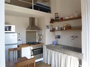 Fridge, microwave, oven, stovetop - APARTMENT HISTORICAL CENTER FLORENCE (Firenze)