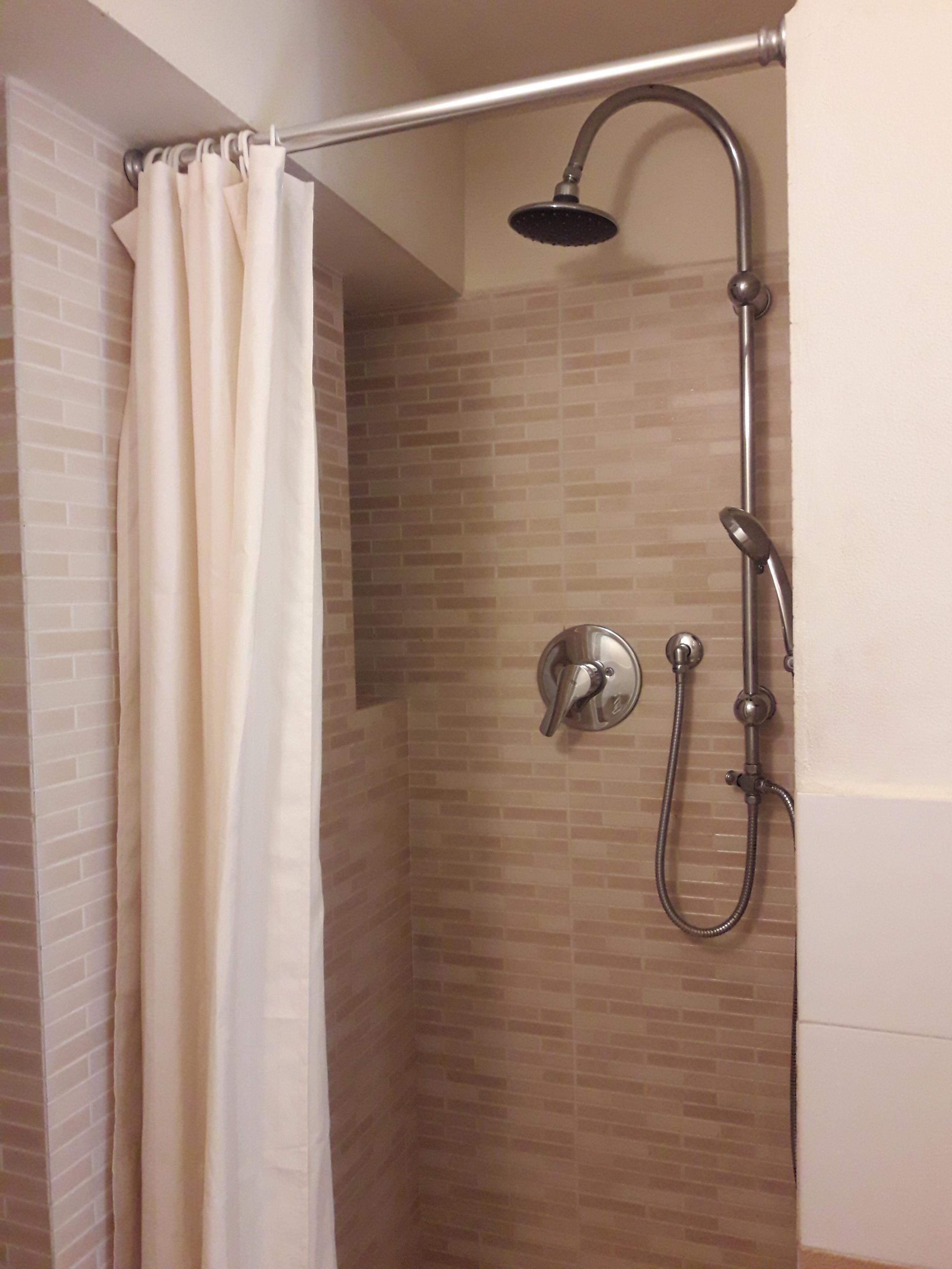 Douche, sèche-cheveux, bidet, serviettes fournies